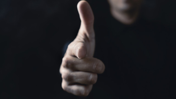 Баща простреля рецидивист, обикалял дъщеря му